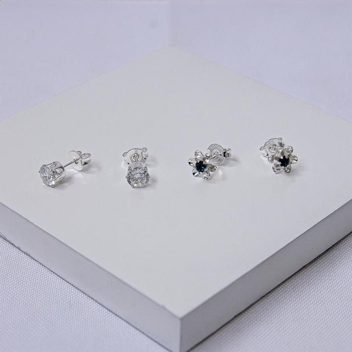 DUPLA DE BRINCOS  ZIRCÔNIA E FLOR COM STRASS AZUL