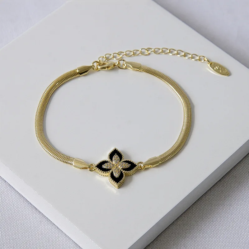 PULSEIRA FLOR CRAVEJADA COM BORDA PICOTADA